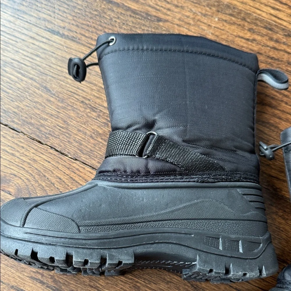 Black Winter Snow Boots kids size 32 which is comparable to little kid size 13/1